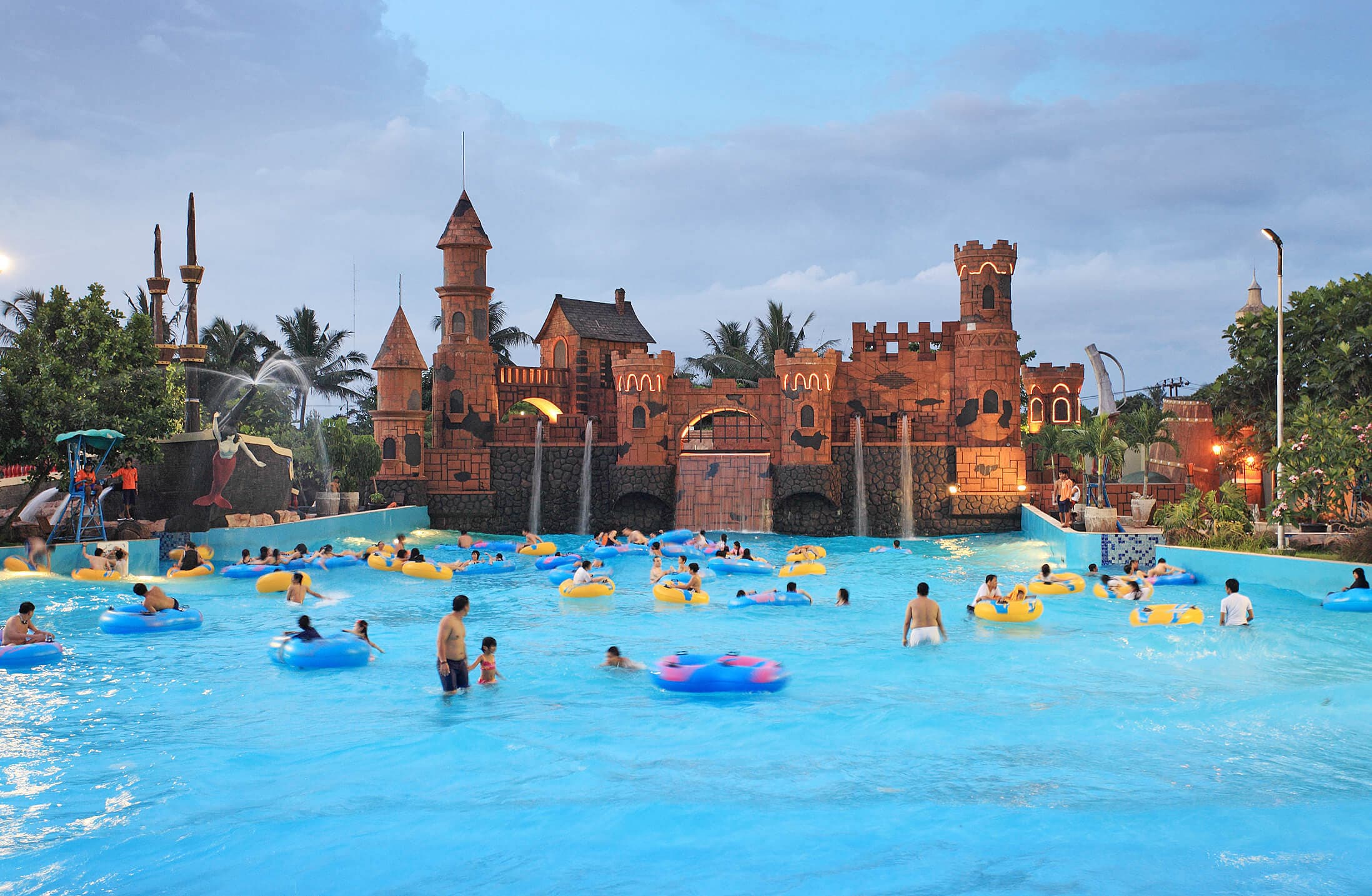 Magic moments at the water castle! ✨🏰 Berenang di kolam ombak dengan latar belakang kastil yang indah saat senja itu priceless. Perpaduan s