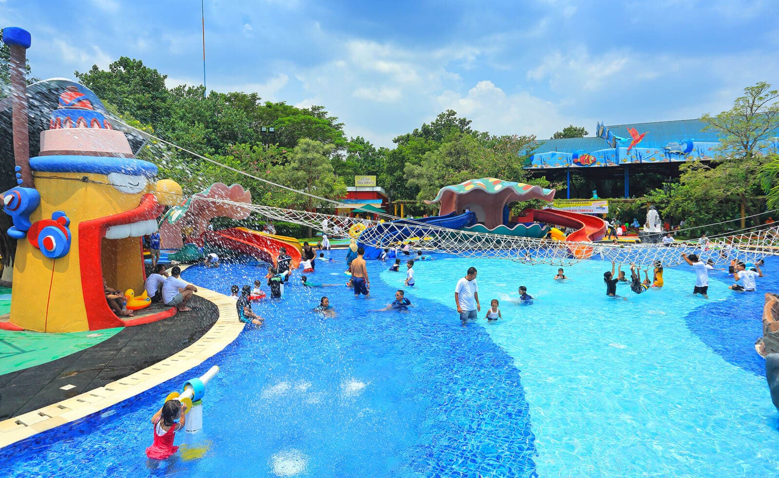 Ajak semua teman dan keluarga buat main air di sini! 💦👨👩👧👦 Dijamin seru dan bikin nagih. Tempat paling pas buat ngumpul dan bikin ke
